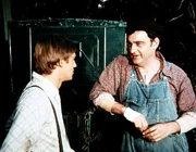 Curtis Norton (Victor French, r.) erkundigt sich bei John-Boy (Richard Thomas, l.) nach dem Waisenjungen Stevie, der bei den Waltons seine Ferien verbringt.