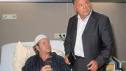 Kommissar Kehler (Wolfgang Bathke) verhört Maiwald (Guntbert Warns), der aufgrund einer Schädelverletzung, die man ihm mit dem Aschenbecher zugefügt hatte, unter einer Amnesie leidet. Maiwald räumt einen Angriff auf Bettina Ulrich ein, aber getötet habe er sie nicht - da sei er sich sicher.