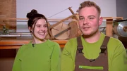 Tischler-Azubi Heather (l, 21) und Geselle Niklas (28) haben hohe Ansprüche an ihre Arbeit.