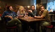 Marc-Uwe (Dimitrij Schaad, r.) und seine Kiez-Kollegen Friedrich-Wilhelm (Adnan Maral, l.), Maria (Rosalie Thomass) und Otto von (Tim Seyfi, 2.v.r.) wollen sich nicht aus Kreuzberg vertreiben lassen.