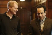 Monk (Tony Shalhoub, re.) ist nicht gerade begeistert, dass er in seinem neuesten Auftrag seinem alten Schulkamerad Rodderick Brody (Noah Emmerich) helfen soll. Dieser hatte ihn in seiner Schulzeit häufig auf übelste Weise gequält.