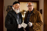 Klaus (Hartmut Volle, r.) und Bielefelder (Bill Mockridge, r.) ermitteln am Tatort und hören den Anrufbeantworter ab.