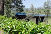 Die Eisenbahnstrecke durch das Hochland von Sri Lanka zählt zu den schönsten Bahnstrecken der Welt. Die Eisenbahnstrecke durch das Hochland von Sri Lanka zählt zu den schönsten Bahnstrecken der Welt.