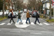 Hui Ko (Aaron Le, l.), Vicky Adam (Katja Danowski, 2.v.l.), Klaus Schmitz (Hartmut Volle, 2.v.r.) und Reinhard Bielefelder (Bill Mockridge, r.) &uuml;berqueren den Zebrasteifen wie die 'Beatles'.