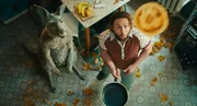 Noch verbringen das K&auml;nguru und Marc-Uwe (Dimitrij Schaad) eine, f&uuml;r K&auml;nguru-Verh&auml;ltnisse, entspannte Zeit &shy;&shy;- bald wird es damit jedoch vorbei sein.