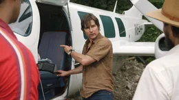 Barry Seal (Tom Cruise) gibt seinen neuen Auftraggebern vom Drogenkartell zu verstehen, dass jede zus&auml;tzliche Last an Bord des Kleinflugzeugs die gemeinsame Operation gef&auml;hrdet.