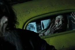 Erst viel zu sp&auml;t erkennt Lita (Roxanne McKee, r.), dass man niemals bei Fremden (George Karlukovski, l.) ins Auto steigen sollte ...