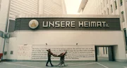 Marc-Uwe (Dimitrij Schaad) und das K&auml;nguru bringen der rechtspopulistischen Immobilien-AG "Unsere Heimat" ein zweifelhaftes Geschenk.
