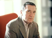 TATORT, "Minenspiel", Fernsehfilm Deutschland. Dr. Wieland Schauff (Rudolf Kowalski) ist Inhaber eines Unternehmens, dass sich auf die Beseitigung von Kampfmitteln spezialisiert hat. Das Mordopfer Lars Freisinger kannte er gut von seiner Vorstandsarbeit bei der Stiftung „Land statt Minen“.