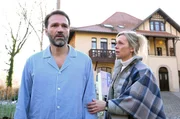 Barbara Frahm (Jana Hora-Goosmann, r.) sorgt sich um Ihren Mann Dr. Dietrich Frahm (Mathias Herrmann, l.).