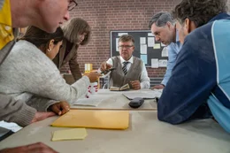 v.li.: Bernd Vogel (Torben Kessler), Sarah Schuster (Nilam Farooq), Heidi Lohmann (Anke Engelke), Klaus Engelhardt (Justus von Dohn&aacute;nyi), Holger Arndt (Thomas Loibl), Peter Mertens (Florian David Fitz).