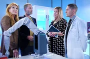 Sarah Marquardt (Alexa Maria Surholt, 2.v.re.) möchte das Bioprint-Zentrum der Sachsenklinik weiter ausbauen. Leiter dieser Abteilung ist Richard Noll (Heikko Deutschmann, 2.v.li.), der seine Ex-Freundin Dr. Vera Bader (Claudia Wenzel, li.) für eine kurze Affäre mit Sarah verlassen hat. Sarah Marquardt (Alexa Maria Surholt, 2.v.re.) möchte das Bioprint-Zentrum der Sachsenklinik weiter ausbauen. Leiter dieser Abteilung ist Richard Noll (Heikko Deutschmann, 2.v.li.), der seine Ex-Freundin Dr. Vera Bader (Claudia Wenzel, li.) für eine kurze Affäre mit Sarah verlassen hat.