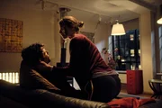Nach der Attacke in dem verlassenen Hotel verarztet Ingrid (Emma Appleton) John (Colin Morgan) in dessen Haus.