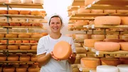 Mira Kuhlmann in der Hofkäserei. Mira Kuhlmann in der Hofkäserei.
