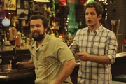 Mac (Rob McElhenney, l.); Dennis Reynolds (Glenn Howerton, r.)