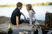 Jan Seyfert (Mario Neumann, l.) und Julia Hofleit (Leonie Wesselow, r.) treffen sich zu einem romantischen Picknick.