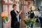 Zum Geburtstag bekommt Ina (Melanie Marschke, l.) etwas ganz Besonderes: Paul (Peter Laser, r.) reist heimlich aus Australien an.