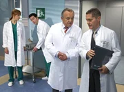 Da bei einer untersagten Übung an einem Laparoskopietrainer etwas kaputtgegangen ist, wollen die beiden Beteiligten, Dr. Anne Wieland (Annika Ernst, links) und Dr. Philipp Brentano (Thomas Koch, 2. von links), dieses Gerät heimlich reparieren lassen. Deshalb versuchen sie, sich unbemerkt an Prof. Simoni (Dieter Bellmann, 3. von links) und Dr. Rolf Kaminski (Udo Schenk) vorbeizuschleichen. Da bei einer untersagten Übung an einem Laparoskopietrainer etwas kaputtgegangen ist, wollen die beiden Beteiligten, Dr. Anne Wieland (Annika Ernst, links) und Dr. Philipp Brentano (Thomas Koch, 2. von links), dieses Gerät heimlich reparieren lassen. Deshalb versuchen sie, sich unbemerkt an Prof. Simoni (Dieter Bellmann, 3. von links) und Dr. Rolf Kaminski (Udo Schenk) vorbeizuschleichen.