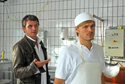 Um die Mutter von Thomas (Rhon Diels, re.) zu retten, braucht Martin (Hans Sigl) dessen Hilfe.