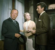 Frau Born (Dorothea Wieck, M.) ist eine Dame, die ihre Ideale aus einer vergangenen Zeit bewahrt hat. Ihre Vorstellung von Dingen muss zwangsläufig von der Betrachtungsweise Kommissar Kellers (Erik Ode, l.) und seines Mitarbeiters Grabert (Günther Schramm, r.) abweichen. Trotzdem wissen beide die alte Dame zu schätzen, sie vermittelt ihnen ganz neue Aspekte in diesem Mordfall. Frau Born (Dorothea Wieck, M.) ist eine Dame, die ihre Ideale aus einer vergangenen Zeit bewahrt hat. Ihre Vorstellung von Dingen muss zwangsläufig von der Betrachtungsweise Kommissar Kellers (Erik Ode, l.) und seines Mitarbeiters Grabert (Günther Schramm, r.) abweichen. Trotzdem wissen beide die alte Dame zu schätzen, sie vermittelt ihnen ganz neue Aspekte in diesem Mordfall.