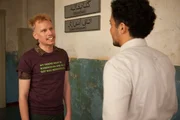 Haschim (Omar El-Saeidi) findet Titus (Robert Stadlober), der sich falsche Zähne angeklebt hat. Haschim (Omar El-Saeidi) findet Titus (Robert Stadlober), der sich falsche Zähne angeklebt hat.