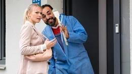 Sofie (Jeanne Goursaud) staunt dar&uuml;ber, dass der &bdquo;spie&szlig;ige&ldquo; Nachbar Kenan (Adnan Maral) bei ihrer Mutter nun wie selbstverst&auml;ndlich die W&auml;nde streicht.