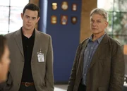 Eine Explosion mit einem Toten in Washington, D.C., verändert Parsons (Colin Hanks, l.) Perspektive auf Gibbs (Mark Harmon, r.) ...