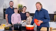 Schnelle, kinderleichte Rezepte kocht Bj&ouml;rn Freitag (r) mit Patchworkfamilie Quinkert B&ouml;hmer.