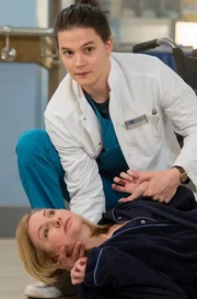 Tom Zondek (Tilman Pörzgen, r.) handelt sofort, als die Patientin Olivia Martens (Ellen Schlootz, l.), unerwartet auf dem Weg zur Diagnostik zusammenbricht. Tom Zondek (Tilman Pörzgen, r.) handelt sofort, als die Patientin Olivia Martens (Ellen Schlootz, l.), unerwartet auf dem Weg zur Diagnostik zusammenbricht.