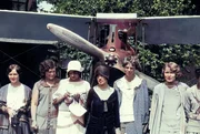Ninety nines Club der fliegenden Frauen. In der Mitte zu sehen ist Amelia Earhart. Ninety nines Club der fliegenden Frauen. In der Mitte zu sehen ist Amelia Earhart.