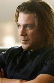 Eliot (Christian Kane), der 'Spezialist f&uuml;r Wiederbeschaffung' soll helfen geklaute Konstruktionspl&auml;ne f&uuml;r ein innovatives Kurzstrecken-Flugzeug wiederzubeschaffen.