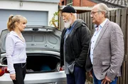 Julia Hofleit (Leonie Wesselow, l.) streitet vor den Rentnercops, Reinhard Bielefelder (Bill Mockridge, 2.v.r.) und Klaus Schmitz (Hartmut Volle, r.), alles ab.