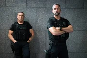 Jeff Mumford (Peter Onorati, l.) und David 'Deacon' Kay (Jay Harrington)