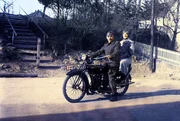 Pärchen mit Motorrad. Pärchen mit Motorrad.