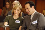 Monk (Tony Shalhoub) und Natalie (Traylor Howard) verfolgen gespannt die Abstimmung im Stadtrat, bei der es um den Abriss des Parkhauses geht, in dem Monks Frau Trudy gestorben ist.