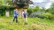 Pia und Andreas mähen das Gras besonders tierfreundlich: mit einer Sense. (Andreas Fleischmann).