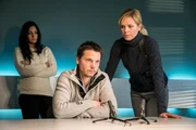 In der Vernehmung durch Olivia Fareedi (Nilam Farooq, l.) und Ina Zimmermann (Melanie Marschke, r.) verstrickt sich Falk Michel (Marek Harloff, M.) in Widerspr&uuml;che.