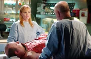 Ein extrem korpulenter Mann wurde tot in einer M&uuml;lltonne gefunden. Die Obduktion seines K&ouml;rpers durch Doc Robbins (Robert David Hall, re.) bringt f&uuml;r ihn und Catherine (Marg Helgenberger) Interessantes zum Vorschein...