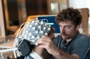 ARD CHARITÉ sechsteilige Serie im Rahmen des ARD Thementages "Die Medizin von morgen", IV. Staffel, Folge 4 am (10.04.24) um 21.00 Uhr im Ersten und ab (05.04.24) in der ARD Mediathek. Locked-In Patient Lars Kirchs (Vinzenz Wagner, l.) Hirnströme werden von Dr. Ferhat Williamson (Timur Isik, r.) gemessen. ARD CHARITÉ sechsteilige Serie im Rahmen des ARD Thementages "Die Medizin von morgen", IV. Staffel, Folge 4 am (10.04.24) um 21.00 Uhr im Ersten und ab (05.04.24) in der ARD Mediathek. Locked-In Patient Lars Kirchs (Vinzenz Wagner, l.) Hirnströme werden von Dr. Ferhat Williamson (Timur Isik, r.) gemessen.