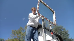 Die Dinge gerader&uuml;cken: Als ehrenamtlicher B&uuml;rgermeister ist Tim in seinem Dorf auch f&uuml;r verstellte Stra&szlig;enspiegel zust&auml;ndig.