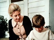 Olivia (Michael Learned, l.) versucht herauszufinden, warum ihr Feriengast, der Waisenjunge Stevie (Tiger Williams, r.), sich nicht bei ihnen wohlfühlt.