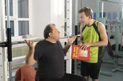 Markus (l.) kommt ins Fitness-Studio, um seine Muskeln zu stählen, muss dort aber schmerzlich erfahren, dass sein Gehirnmuskel der am wenigsten trainierte ist ...