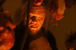 Endlich Frischfleisch: Der Kannibale Saw-Tooth (Scott Johnson) kann sein Gl&uuml;ck gar nicht fassen, als pl&ouml;tzlich eine Gruppe Jugendlicher vor seiner T&uuml;r steht ...