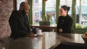 Watson (Lucy Liu, r.) probiert mit der Hilfe von Shinwell Johnson (Nelsan Ellis, l.), dem T&auml;ter auf die Spur zu kommen. Doch kann sie ihm wirklich trauen?