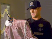 In einem Woodoo-Shop findet Spurenermittler Nick (George Eads) die Jacke des Mordopfers.