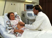 Dr. Stefan Frank (Sigmar Solbach) untersucht die hochschwangere Andrea N&ouml;th (Elena Rublack).