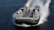 Das LCAC ist ein Hovercraft und war eine bahnbrechende Innovation der 50er Jahre. Mit relativ hoher Geschwindigkeit f&auml;hrt es direkt vom Meer an das Land.