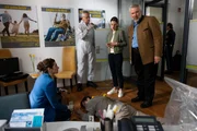 Rechtsmedizinerin Dr. Dimos (Anastasia Papadopoulou, l.) gibt den Kommissaren Beck (Michaela Weingartner, M.) und Stadler (Dieter Fischer, r.) erste Informationen zum Opfer (Komparse) und zum möglichen Tathergang. Im Hintergrund: Spurensicherer (Komparse) Rechtsmedizinerin Dr. Dimos (Anastasia Papadopoulou, l.) gibt den Kommissaren Beck (Michaela Weingartner, M.) und Stadler (Dieter Fischer, r.) erste Informationen zum Opfer (Komparse) und zum möglichen Tathergang. Im Hintergrund: Spurensicherer (Komparse)