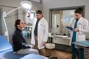 Dr. Marc Lindner untersucht gemeinsam mit Tom Zondek den Patienten Torsten Kars. Dr. Marc Lindner untersucht gemeinsam mit Tom Zondek den Patienten Torsten Kars.