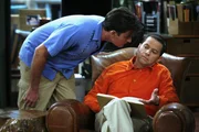Charlie (Charlie Sheen, l.) leiht sich von Alan (Jon Cryer, r.) 38 Dollar, damit er nicht an den Geldautomaten muss. Er verspricht, ihm das Geld am Tag darauf zurückzugeben. Alan drängt am nächsten Morgen auf die Rückzahlung der Schulden, doch Charlie wird bockig. Es kommt zu einem heftigen Streit ... Charlie (Charlie Sheen, l.) leiht sich von Alan (Jon Cryer, r.) 38 Dollar, damit er nicht an den Geldautomaten muss. Er verspricht, ihm das Geld am Tag darauf zurückzugeben. Alan drängt am nächsten Morgen auf die Rückzahlung der Schulden, doch Charlie wird bockig. Es kommt zu einem heftigen Streit ...